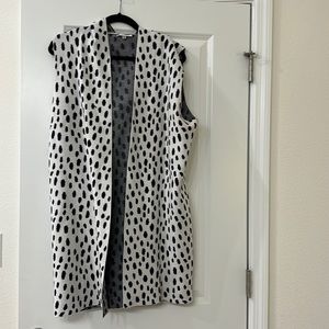 Sioni White & Black Dotted Hooded Sweater